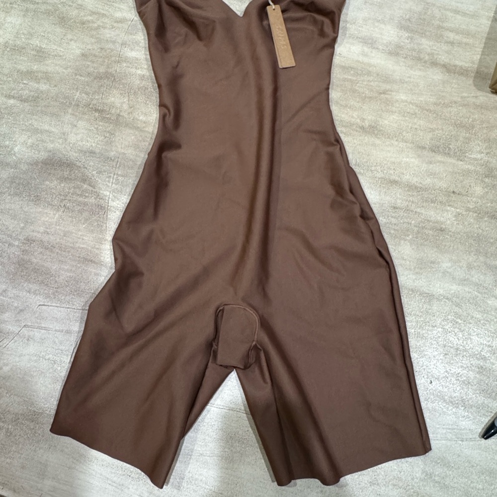 New! SKIMS Size Medium Body Plunge Mid Thigh Bodysuit Jasper Brown Shapewear